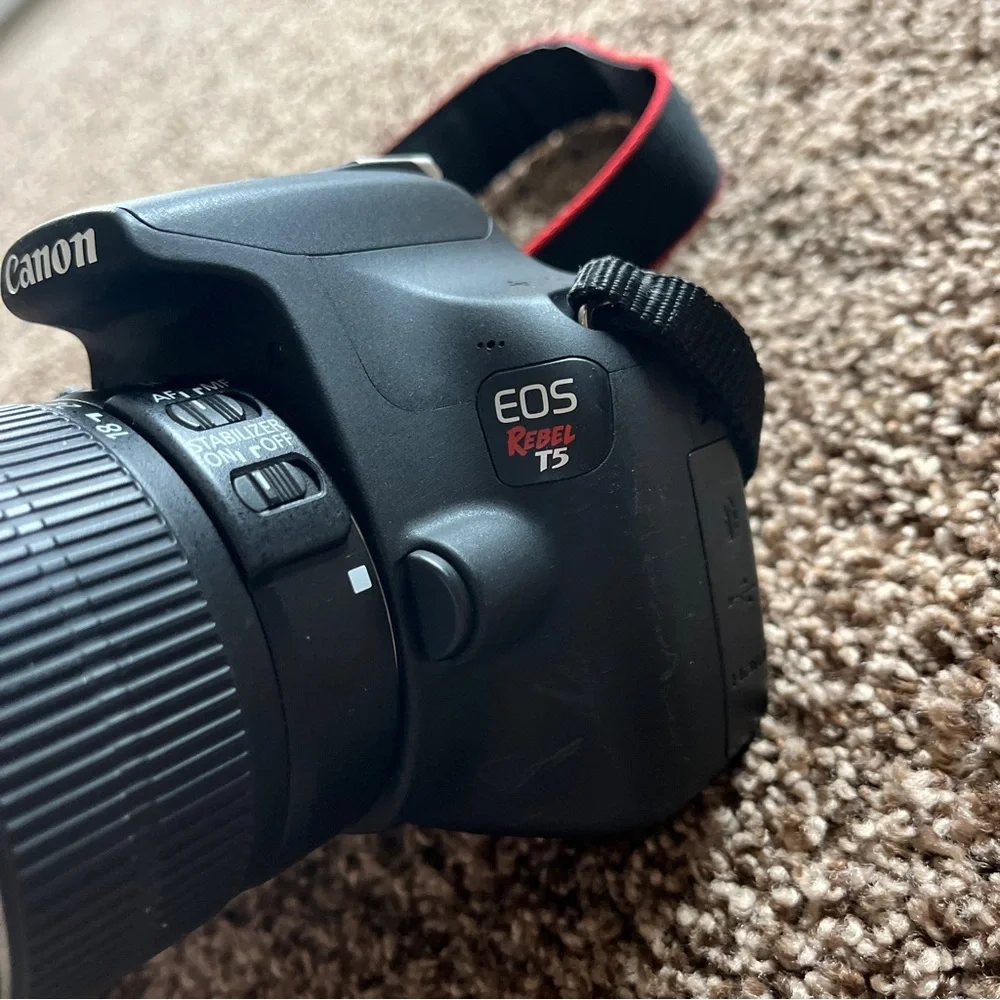 *IN NEED OF REPAIR* Canon EOS Rebel T5 Camera